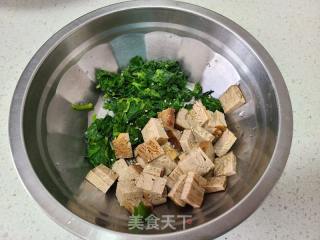 凉拌芹菜叶五喷鼻豆腐的做法步调：4