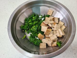 凉拌芹菜叶五喷鼻豆腐的做法步调：3