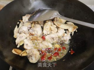 临沂炒鸡的做法步调：10