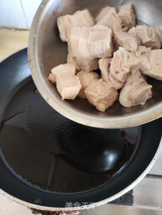 板栗焖五花肉的做法步调：3