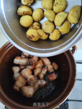 板栗焖五花肉的做法步调：7