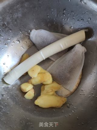 板栗焖五花肉的做法步调：4