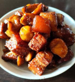 板栗焖五花肉的做法步调：9