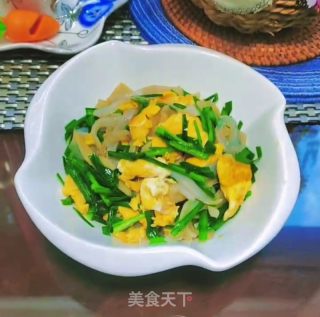 利剑木耳韭菜炒鸡蛋的做法步调：10