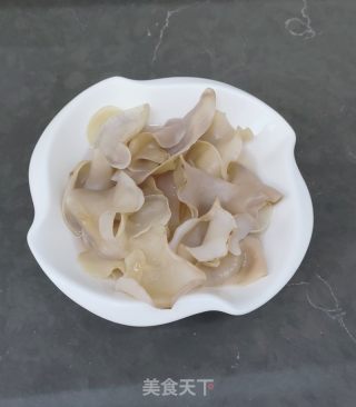 利剑木耳韭菜炒鸡蛋的做法步调：1