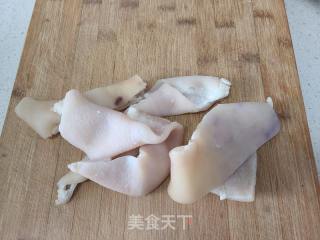 洋葱炒猪皮的做法步调：2