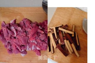 豆干牛肉煲的做法步调：1