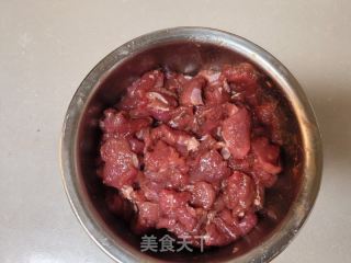 豆干牛肉煲的做法步调：2