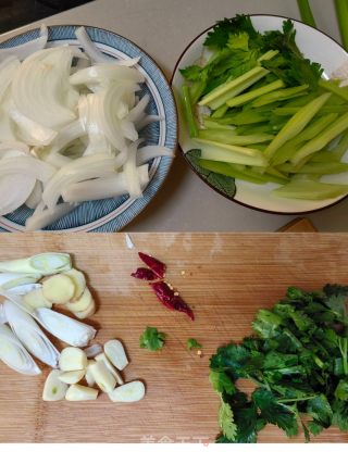 豆干牛肉煲的做法步调：3