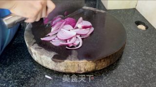 洋葱炒五花肉的做法步调：2