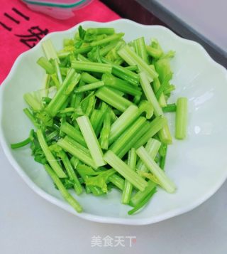 喷鼻芹炒肉丝的做法步调：2