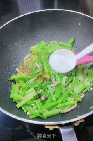 喷鼻芹炒肉丝的做法步调：8