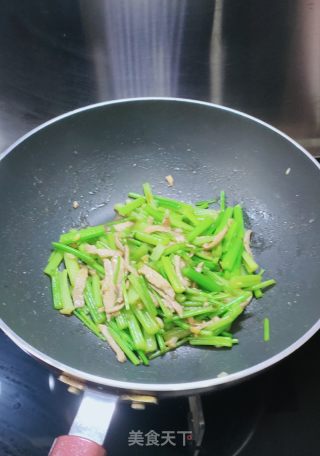 喷鼻芹炒肉丝的做法步调：9