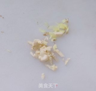 喷鼻芹炒肉丝的做法步调：3