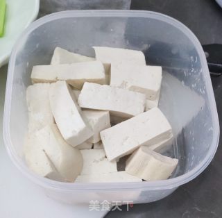 排骨炖豆腐的做法步调：1