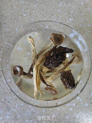 菌菇肥肉汤的做法步调：2