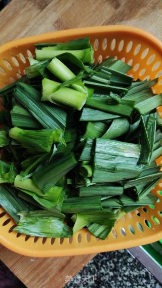 年夜蒜炒腊肉的做法步调：1