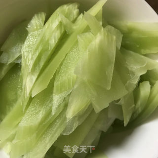 蒜头油炒笋片的做法步调：2