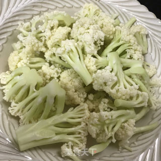 凉拌紧花菜的做法步调：1