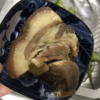 冬笋炒腊肉的做法步调：2