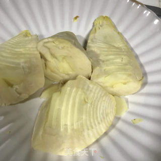 冬笋炒腊肉的做法步调：1