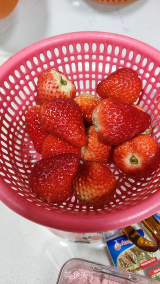 草莓慕斯蛋糕的做法步调：1
