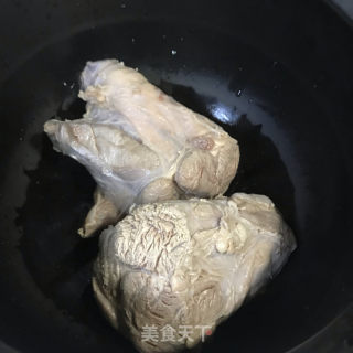牛腱子利剑萝卜汤的做法步调：2