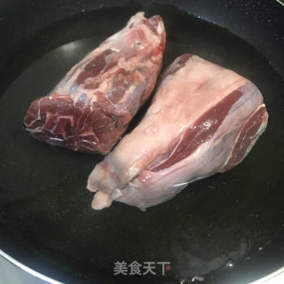牛腱子利剑萝卜汤的做法步调：1