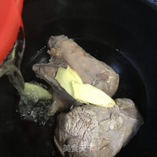 牛腱子利剑萝卜汤的做法步调：3