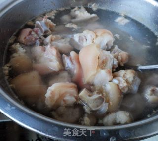 辣烧猪蹄的做法步调：1