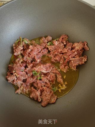 青椒炒牛肉的做法步调：2