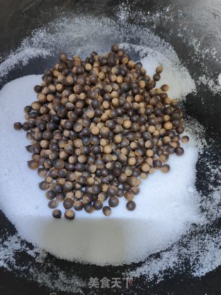 盐炒锥栗子的做法步调：3