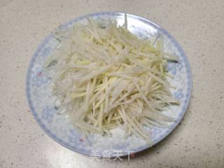 雪里白炒利剑萝卜丝的做法步调：2