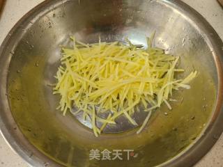 白皮土豆丝炒干豆皮的做法步调：4
