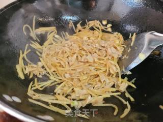 白皮土豆丝炒干豆皮的做法步调：7