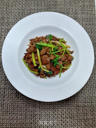 芹菜蒜苗炒牛肉的做法步调：13