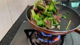 芹菜蒜苗炒牛肉的做法步调：12