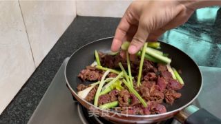 芹菜蒜苗炒牛肉的做法步调：10