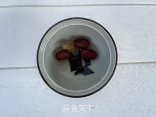 阿胶白枣炖鸡蛋的做法步调：3