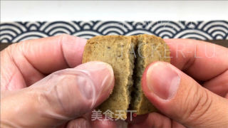 乌芝麻糊饼干，布满浓重芝麻喷鼻气鼓鼓，坚坚心感，浓郁而细致。的做法步调：16