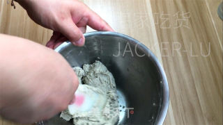 乌芝麻糊饼干，布满浓重芝麻喷鼻气鼓鼓，坚坚心感，浓郁而细致。的做法步调：6