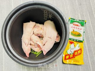 没有减一滴火做出去的香馥馥盐焗猪蹄的做法步调：1