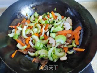 喷鼻菇青菜鸡蛋炒麻糍的做法步调：11