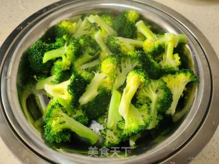 西兰花炒虾仁的做法步调：5