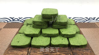 抹茶浓奶油饼干，微苦清爽抹茶喷鼻，拆配细致浓奶油，显现使人沉醉的心感。的做法步调：14