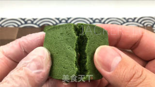 抹茶浓奶油饼干，微苦清爽抹茶喷鼻，拆配细致浓奶油，显现使人沉醉的心感。的做法步调：15