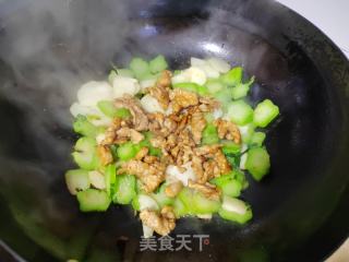 芥菜梗荸荠炒肉片的做法步调：9