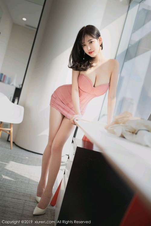 办公室秘书杨晨晨穿短裙极品人体图写真 (1)