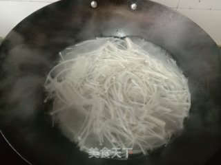 金针菇拌鸡蛋的做法步调：2