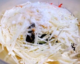 蜇皮粉丝木耳拌利剑菜#浑肠食谱#的做法步调：7